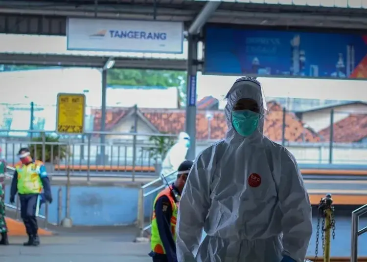 Swab Test Penumpang KRL Tangerang