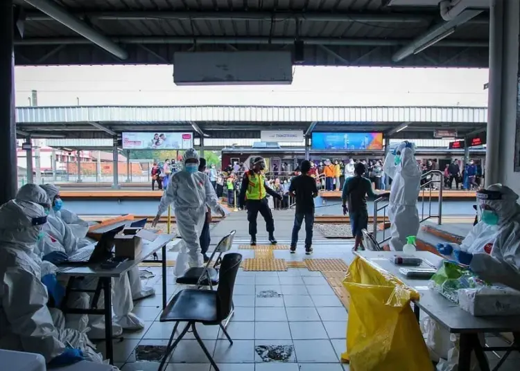 Swab Test Penumpang KRL Tangerang