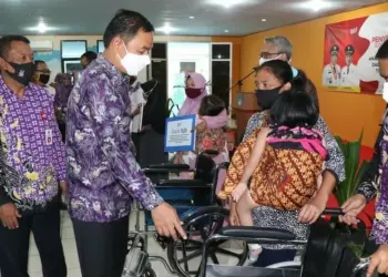 Hari Anak Nasional, Wabup Tangerang Bagi-bagi Kursi Roda untuk ABK