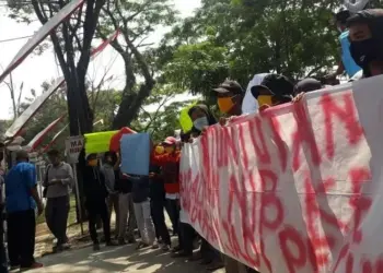 UNJUK RASA DI BPN KABUPATEN TANGERANG: Peserta aksi unjuk rasa di depan Kantor Agraria dan Tata Ruang (ATR) atau Badan Pertanahan Nasional (BPN) Kabupaten Tangerang di Jalan Abdul Hamid, Pusat Pemerintahan Kabupaten Tangerang, Tigaraksa, Kamis (27/8). (ALFIAN / SATELIT NEWS)