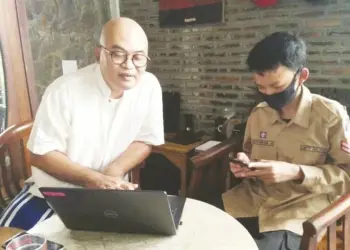 AKSI SOSIAL: Dicky Martiyaz saat melihat koneksi internet dari laptopnya. (ISTIMEWA)