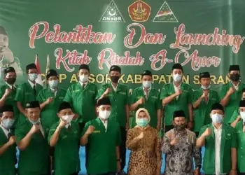 FOTO BERSAMA: Bupati Serang Ratu Tatu Chasanah foto bersama pengurus GP Ansor Kabupaten Serang usai pelantikan dan Launching Kitab Risalah El-Ansor, Rabu (12/8). (SIDIK/SATELIT NEWS)