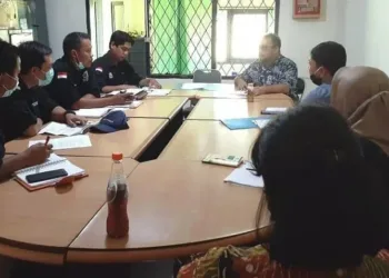 AUDIENSI: Jajaran Disnakertrans Kabupaten Serang saat beraudiensi dengan buruh dari sejumlah perusahaan menyoal PHK dan kondisi perusahaan di tengah pandemi Covid-19. (DOKUMEN/SATELIT NEWS)