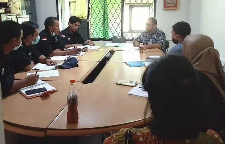 AUDIENSI: Jajaran Disnakertrans Kabupaten Serang saat beraudiensi dengan buruh dari sejumlah perusahaan menyoal PHK dan kondisi perusahaan di tengah pandemi Covid-19. (DOKUMEN/SATELIT NEWS)