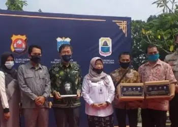 TERIMA BANTUAN: Para pelaku industri pariwisata menerima Balasa dari Kementerian Pariwisata dan Ekonomi Kreatif terhadap pelaku pariwisata dan ekonomi kreatif (Parekraf) di Kabupaten Lebak, Rabu (12/8). (MULYANA/SATELIT NEWS)