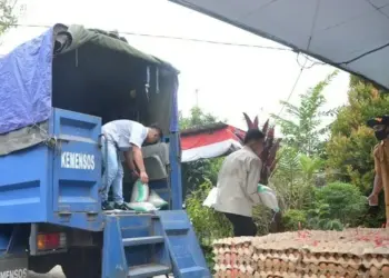 DISTRIBUSI SEMBAKO: Dinsos Pandeglang sedang mendistribusikan bantuan program sembako ke Kecamatan Mandalawangi, Senin (31/8). (NIPAL/SATELIT NEWS)