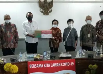 SUMBANG 25 RIBU MASKER: Wabup Serang Pandji Tirtayasa saat menerima bantuan sebanyak 25 masker dari perusahaan swasta, Minggu (2/8), untuk kemudian, dibagikan kepada para tim medis dan masyarakat. (SIDIK/SATELIT NEWS)