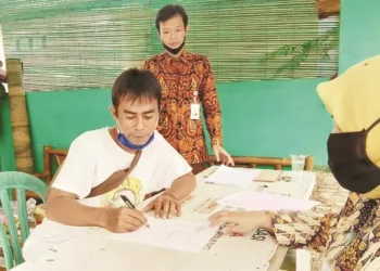 TERIMA PINJAMAN: Salah seorang pelaku UMKM saat mengurus berkas untuk memperoleh pinjaman dalam program Tangerang Emas, Rabu (26/8). (IRFAN/SATELIT NEWS)