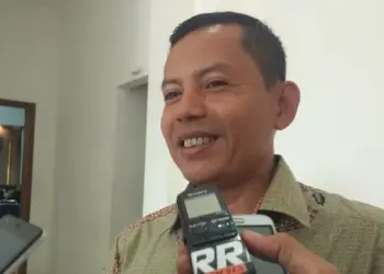 WAWANCARA: Ketua Bawaslu Pandeglang, Ade Mulyadi saat diwawancarai wartawan beberapa waktu lalu di lingkungan gedung Setda Pandeglang. (DOK/SATELIT NEWS)