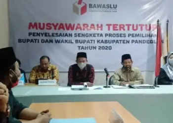 SIDANG TERTUTUP: Bawaslu Kabupaten Pandeglang menggelar sidang tertutup bersama KPU Pandeglang dan penggugat yakni Tim Krisyanto-Hendra Pranova di kantor sentra Gakkumdu Pandeglang, Kamis (13/8). (NIPAL/SATELIT NEWS)