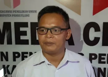 DIWAWANCARAI: Koordinator Divisi Pengawasan Bawaslu Pandeglang, Karsono sedang diwawancarai wartawan di kantor Bawaslu Pandeglang. (DOK/SATELIT NEWS)