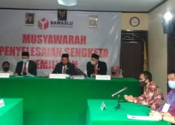 PUTUSAN: Bawaslu Pandeglang dalam pembacaan putusan pada musyawarah penyelesaian sengketa pemilihan antara Bapaslon Krisyanto-Hendra dengan KPU Pandeglang, Jumat (21/8). (NIPAL/SATELIT NEWS)