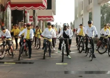 START BJB CYCLING: Walikota Tangsel Airin Rachmi Diany, pimpinan bjb Kanwil IV Edy Kurniawan Saputra, Kepala Cabang bjb Tangsel Ockie Castrena, Dandim 0506 Tangerang Kolonel Inf Bambang Hery Tugiyono, Kapolres Tangsel AKBP Iman Setiawan, Kepala Kejari Tangsel Nur Erlina Sari, Kepala Bapenda M Taher Rachmadi, Penjabat Sekda Tangsel Bambang Noertjahjo, dan sejumlah pejabat lainnya saat memulai start bjb Cycling DigiCash V-Ride Series 2 di halaman Puspemkot Tangsel, Minggu (30/8). (IRMA/BNN)