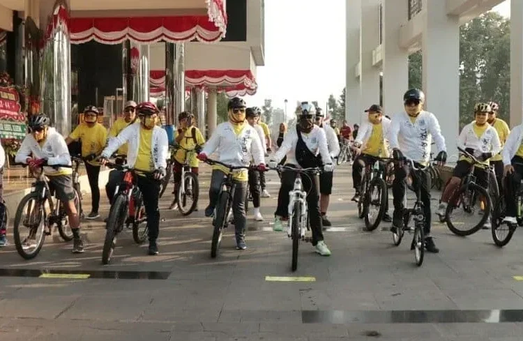 START BJB CYCLING: Walikota Tangsel Airin Rachmi Diany, pimpinan bjb Kanwil IV Edy Kurniawan Saputra, Kepala Cabang bjb Tangsel Ockie Castrena, Dandim 0506 Tangerang Kolonel Inf Bambang Hery Tugiyono, Kapolres Tangsel AKBP Iman Setiawan, Kepala Kejari Tangsel Nur Erlina Sari, Kepala Bapenda M Taher Rachmadi, Penjabat Sekda Tangsel Bambang Noertjahjo, dan sejumlah pejabat lainnya saat memulai start bjb Cycling DigiCash V-Ride Series 2 di halaman Puspemkot Tangsel, Minggu (30/8). (IRMA/BNN)