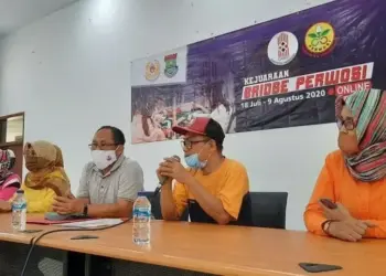 PEMBUKAAN KEJUARAAN: Ketua KONI Kabupaten Tangerang HM Kmarudin bersama Ketua Perwosi Titin Suhartini dan ketua Gabsi Kabupaten Tangerang Edi dalam pembukaan kejuaraan Bridge Perwosi 2020, Sabtu (8/8). (ISTIMEWA)