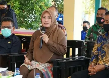 PEMAPARAN: Bupati Pandeglang, Irna Narulita didampingi jajarannya sedang memaparkan hasil kinerjanya dihadapan masyarakat pada saat Kunker di Kecamatan Angsana, Kamis (6/8). (NIPAL/SATELIT NEWS)