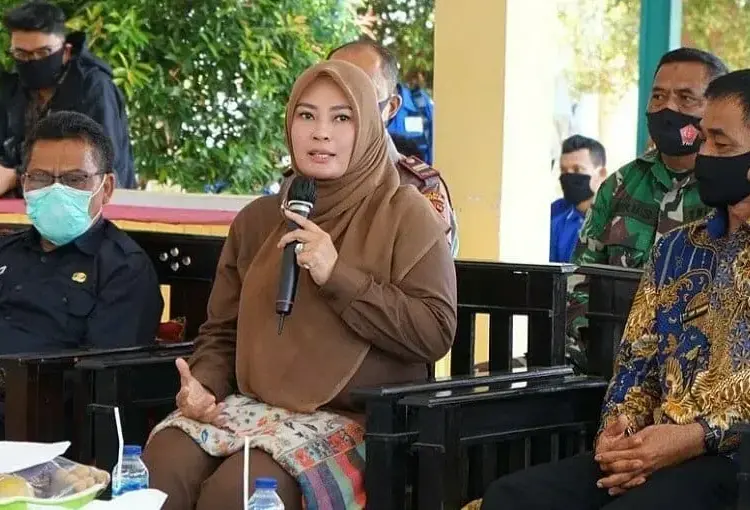 PEMAPARAN: Bupati Pandeglang, Irna Narulita didampingi jajarannya sedang memaparkan hasil kinerjanya dihadapan masyarakat pada saat Kunker di Kecamatan Angsana, Kamis (6/8). (NIPAL/SATELIT NEWS)