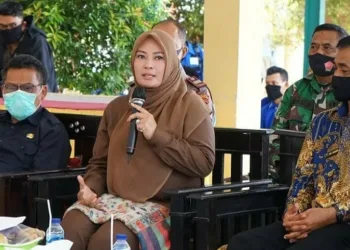 PEMAPARAN: Bupati Pandeglang, Irna Narulita didampingi jajarannya sedang memaparkan hasil kinerjanya dihadapan masyarakat pada saat Kunker di Kecamatan Angsana, Kamis (6/8). (NIPAL/SATELIT NEWS)