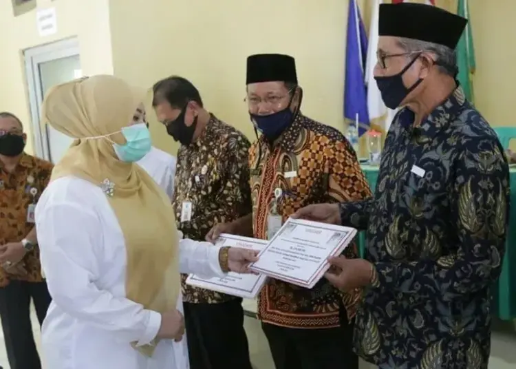 DAK: Bupati Pandeglang Irna Narulita saat menyerahkan bantuan DAK kepada sejumlah sekolah dan madrasah di aula PGRI Kecamatan Jiput, Jumat (7/8). (NIPAL/SATELIT NEWS)