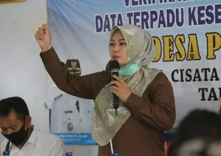 SAMBUTAN: Bupati Pandeglang, Irna Narulita sedang memberikan sambutan di acara Musyawarah Desa (Musdes) di Desa Pasir Uerih, Kecamatan Cisata, Rabu (12/8). (NIPAL/SATELIT NEWS)