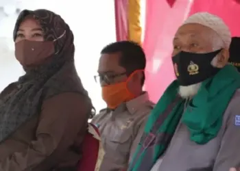 BERDAMPINGAN: Bupati Pandeglang Irna Narulita bersama Abuya KH Muhtadi Dimyati Cidahu, saat menghadiri acara Sispamkot di Jalan Raya A. Satriawijaya tepatnya di depan Pendopo Bupati Pandeglang, Selasa (25/8). (NIPAL/SATELIT NEWS)