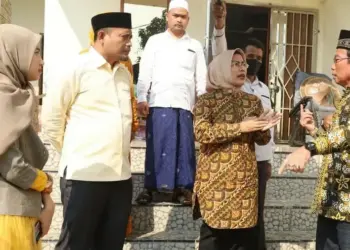 SILATURAHMI: Keluarga Besar Rohani bersilaturahmi dengan Ratu Tatu Chasanah, belum lama ini. (ISTIMEWA)