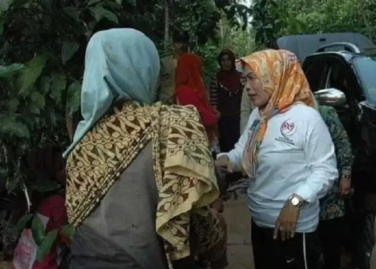 BLUSUKAN: Bupati Serang Ratu Tatu Chasanah menyapa masyarakat Serang utara, belum lama ini. (ISTIMEWA)