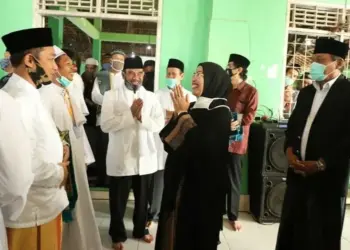 BERBINCANG: Bupati Serang Ratu Tatu Chasanah berbincang dengan para ulama dan kepala OPD di Masjid Al Muhajirin, Perum Graha Cisait, Kecamatan Krgailan‎, Kabupaten Serang, Minggu (2/8). (SIDIK/SATELIT NEWS)