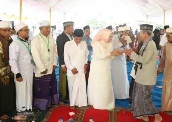 KEAGAMAAN: Bupati Serang Ratu Tatu Chasanah saat menggelar kegiatan keagamaan dengan para ulama.‎ (ISTIMEWA)