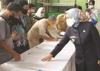 SERAH TERIMA ALSINTAN: Kelompok Tani sedang menandatangani penerimaan bantuan Alsintan, di hadapan Bupati Serang Ratu Tatu Chasanah di lapangan Indoor Pemkab Serang, Senin (31/8). (SIDIK/SATELIT NEWS)