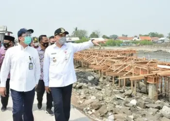 PENINJAUAN: Bupati Zaki saat meninjau ke beberapa lokasi di   kawasan Aqua Culture di Desa Ketapang, Kecamatan Mauk, yang akan dibangun menggunakan DAK dari Pemerintah Pusat, Kamis (6/8). (FAJAR ADITYA KUSUMA/SATELIT NEWS)