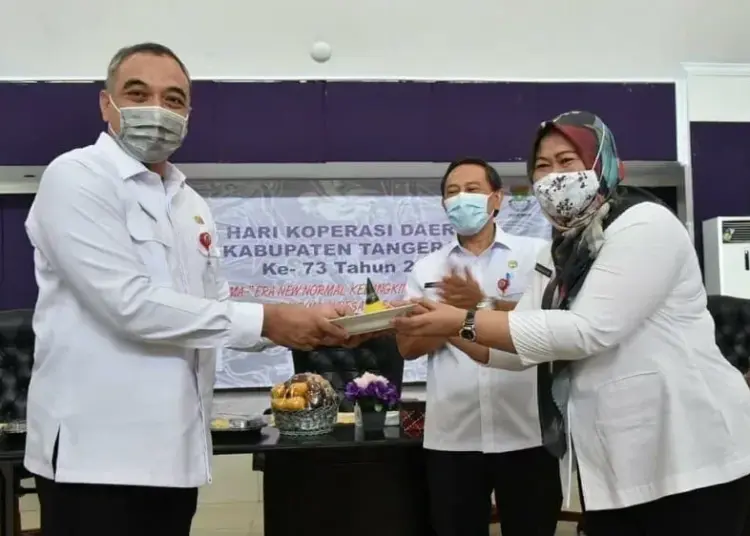 POTONG TUMPENG: Bupati Tangerang Ahmed Zaki Iskandar secara simbolis memberikan nasi tumpeng kepada Kepala Dinas Koperasi dan Usaha Mikro Kabupaten Tangerang, dalam acara Hari Koperasi Indonesia ke-73, di GSG Pusat Pemkab Tangerang, Rabu (12/8). (ALFIAN/SATELIT NEWS)