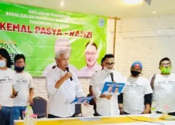 DEKLARASI: Kemal Pasya dan Ramzi saat mendeklarasikan diri sebagai calon walikota dan calon wakil walikota Tangerang Selatan, Kamis (6/8). (JARKASIH/SATELIT NEWS)