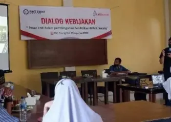 DIALOG: Dialog Kebijakan, bertema “Peran CSR Dalam Pembangunan Pendidikan di Kabupaten Serang”, di salah satu rumah makan di Kota Serang, Rabu (26/8). (SIDIK/SATELIT NEWS)