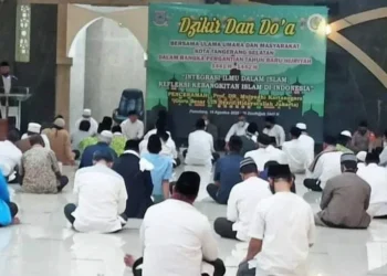 DOA DAN DZIKIR BERSAMA: MUI Kota Tangsel saat menggelar doa dan dzikir bersama di Masjid Al Mujahidin Pamulang, Rabu (19/8) malam. (SUDIN/BNN)