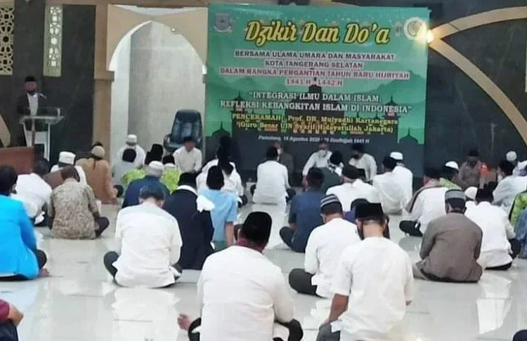 DOA DAN DZIKIR BERSAMA: MUI Kota Tangsel saat menggelar doa dan dzikir bersama di Masjid Al Mujahidin Pamulang, Rabu (19/8) malam. (SUDIN/BNN)