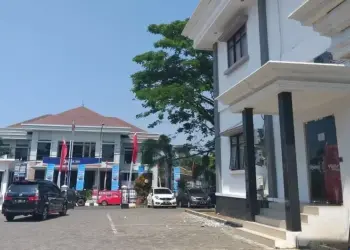 MEMBAHAYAKAN: Kondisi gedung Setda Pandeglang terlihat banyak yang rapuh, bahkan serpihan yang rusak berserakan di bawah, Jumat (28/8). (NIPAL/SATELIT NEWS)