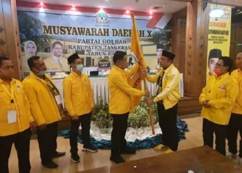 MENANG AKLAMASI: Mad Romli menerima dalam prosesi pergantian kepemimpinan Golkar Kabupaten Tangerang usai menang aklamasi pada Musda DPD II Golkar Kabupaten Tangerang di Sindang Jaya, Sabtu (22/8). (ALFIAN/SATELIT NEWS)