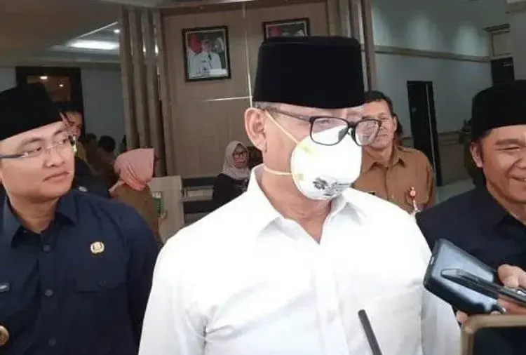 WAWANCARA: Gubernur Banten Wahidin Halim (tengah), didampingi Wakil Gubernur Andika Hazrumy (kiri) dan Sekda Banten Al Muktabar (kanan), saat di wawancara sejumlah wartawan. (ISTIMEWA)