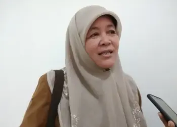 MEMBERIKAN KETERANGAN: Kepala DPMTSP Pandeglang, Ida Novaida saat diwawancarai awak media di lingkungan gedung Setda Pandeglang, beberapa waktu lalu. (DOK/SATELIT NEWS)