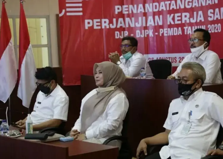 VIRTUAL: Bupati dan Wakil Bupati Pandeglang didampingi jajarannya saat melakukan koordinasi virtual dengan Presiden dan KPK di Ruang Pintar Setda Pandeglang, pekan lalu. (NIPAL/SATELIT NEWS)