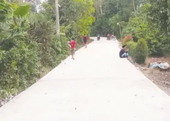 BETONISASI: Jalan penghubung Waringinkurung–Gunung Sari sudah selesai dibangun. Jalan tersebut yang sebelumnya kondisinya rusak, kini sudah te‎rlihat bagus dengan kontruksi betonisasi. (SIDIK/SATELIT NEWS)