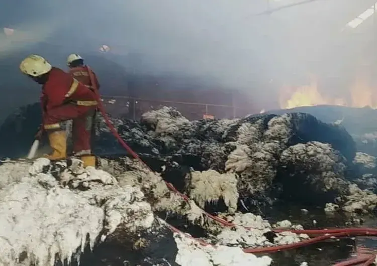 PADAMKAN API : Petugas Pemadam Kebakaran menyemporkan air untuk memadamkan api di gudang milik PT Argo Pantes Kota Tangerang, Sabtu (1/8). (ISTIMEWA)