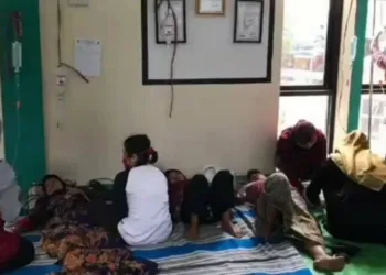 DIARE: Puskesmas Carita Kabupaten Pandeglang sedang menangani warga yang diare akibat keracunan makanan. (NIPAL SUTIANA / SATELIT NEWS)