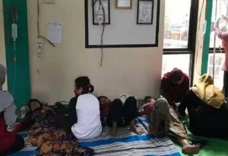 DIARE: Puskesmas Carita Kabupaten Pandeglang sedang menangani warga yang diare akibat keracunan makanan. (NIPAL SUTIANA / SATELIT NEWS)