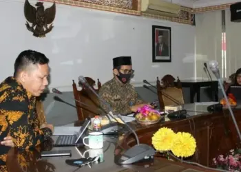 DISKUSI: Diskominfosatik Kabupaten Serang ‎diskusi Rancangan Peraturan Menteri PAN RB tentang tugas dan tata kerja Tim Koordinasi SPBE, bersama jajaran Biro Organisasi, Inspektorat, Badan Perencanaan Pembangunan Daerah (Bappeda) dan Koordinator Perumusan Kebijakan SPBE KemenPAN RB, Perwitasari, di Aula Kh. Syam’un, Kamis (13/8). (ISTIMEWA)