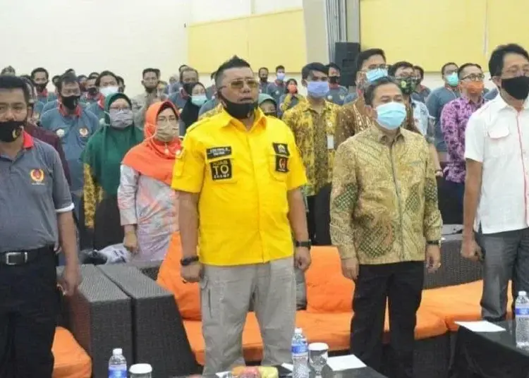 RAPAT ANGGOTA : Ketua KONI Kota Serang Deni Arisandi menyampaikan arahannya pada rapat anggota tahun 2020 di Aula Hotel Puri Kayana, Serang, Sabtu (8/8). (ISTIMEWA)