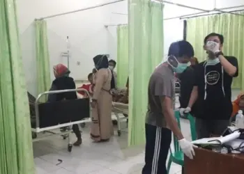 PERAWATAN: Para korban yang tersambar petir di Kecamatan Cilograng mendapatkan perawatan di Puskesmas Cilograng, Kabupaten Lebak, Senin (17/8). (BPBD LEBAK UNTUK SATELIT NEWS)