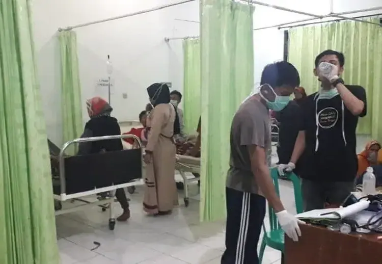 PERAWATAN: Para korban yang tersambar petir di Kecamatan Cilograng mendapatkan perawatan di Puskesmas Cilograng, Kabupaten Lebak, Senin (17/8). (BPBD LEBAK UNTUK SATELIT NEWS)