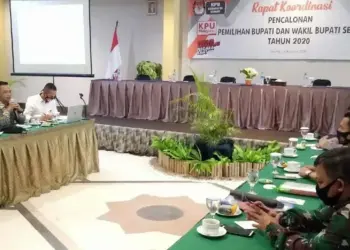 RAKOR: KPU Kabupaten Serang saat melakukan rapat koordinasi dengan sejumlah instansi terkait jelang pendaftaran calon di pilkada Kabupaten Serang, Jumat (14/8). (SIDIK/SATELIT NEWS)